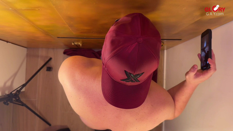 GLORYHOLEGAYS: Il principe Alberto nella Gloryhole: Il seme che rimane intrappolato...