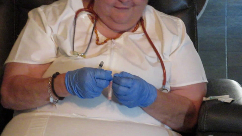 BBW nurse Vicki adventures with friends: Y tá Vicki cho Breanna bắn vào đít và