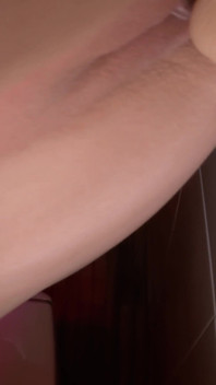 MILF Con Tette Enormi Scopa E Allunga Il Suo Grosso Culo Su Un Dildo in Bagno