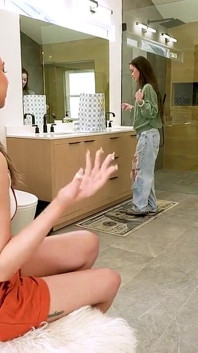 Die mutter ihrer besten freundin ist eine MILF! Sie kann jederzeit einen dildo in ihre muschi schieben