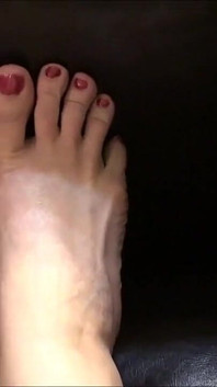Julia Ann peint ses doigts