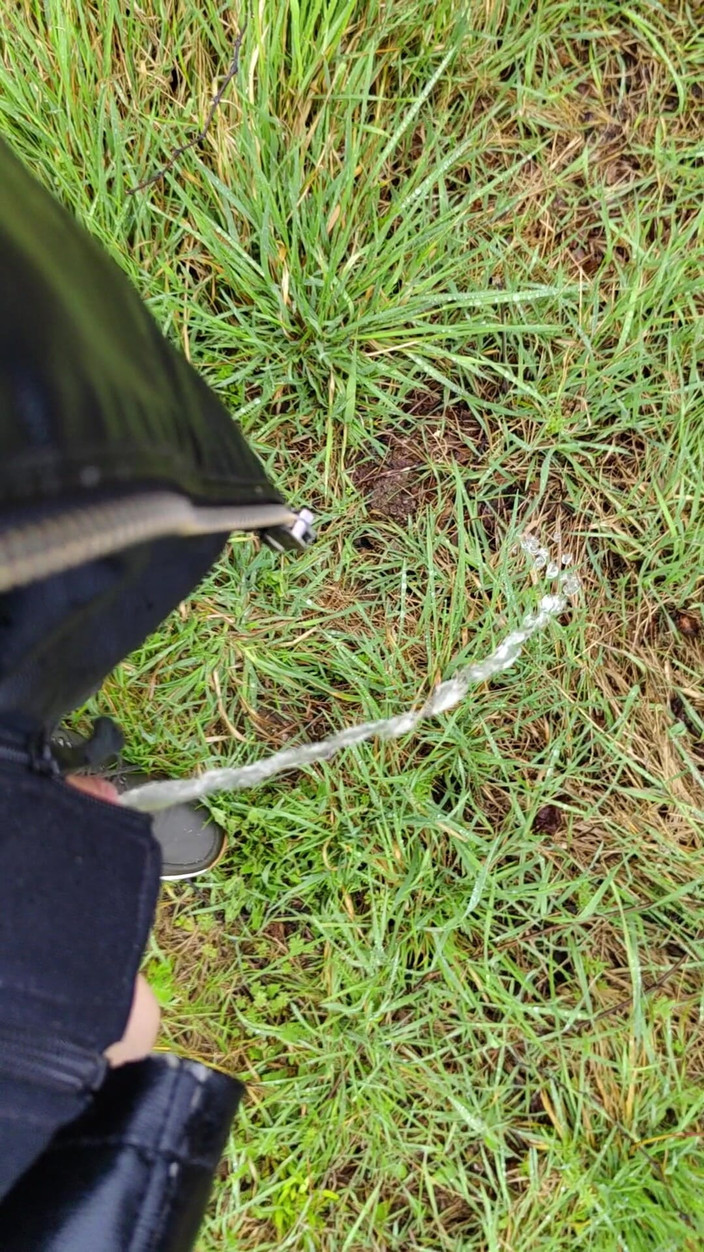 Bayer911: Mear al aire libre bajo la lluvia