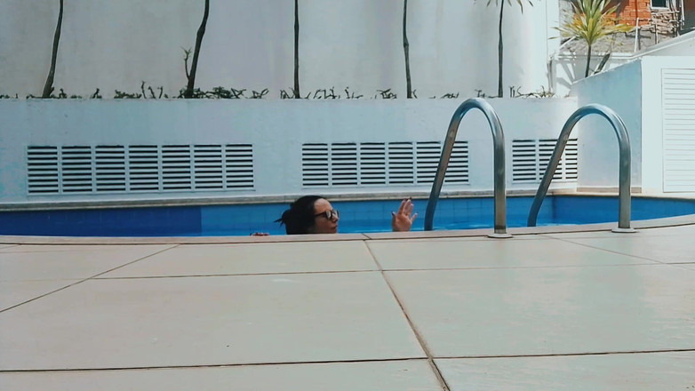 Raquel Cardoso Da Rosa: Entspannung am Pool zu hause