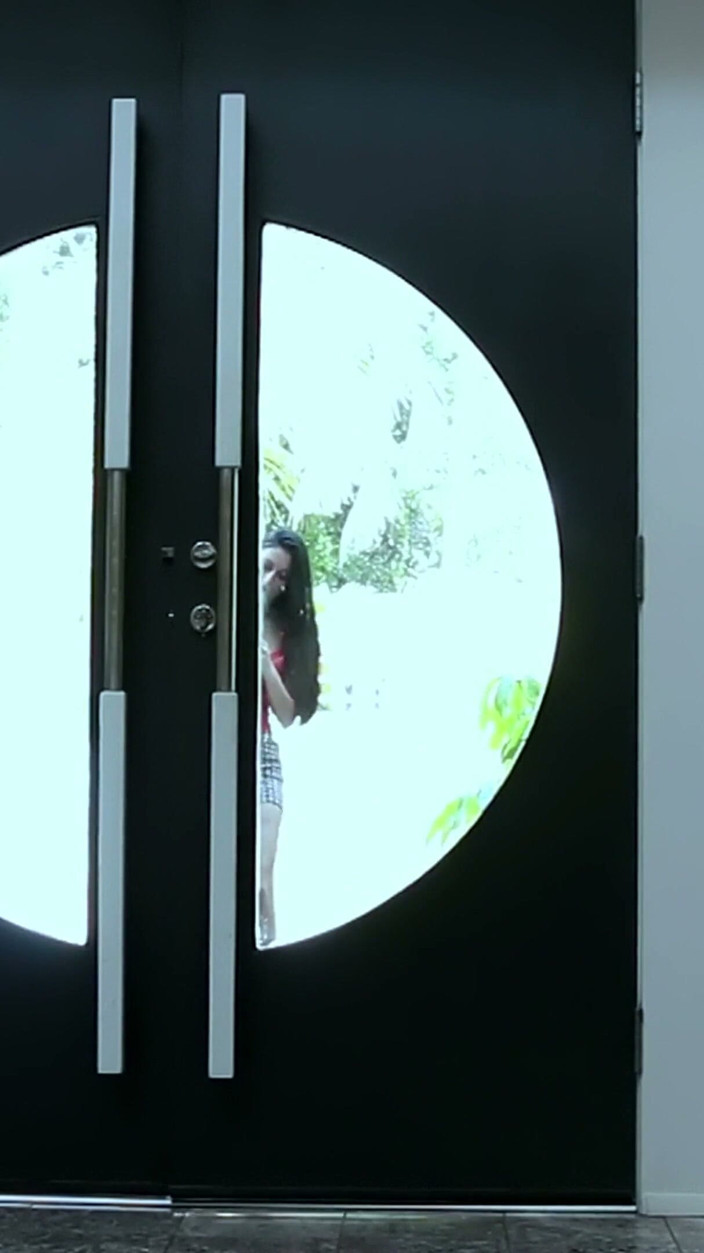 Lesbian Love Movies: Kacamata hitam di pinggir kolam renang - si rambut cokelat dan...