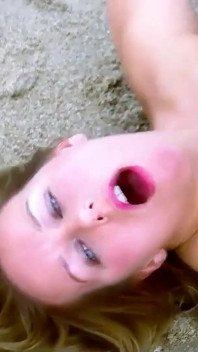La formosa milf ashley rider incontra il figliastro sulla spiaggia e viene scopata