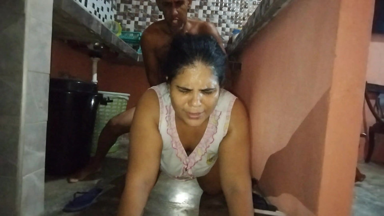 Adribella69: Îmi sun vecinul să mă ajute și ajung să-i fut pula...