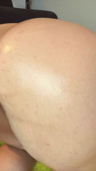 Gordinha se divertindo muito com enorme vibrador dentro de sua buceta!