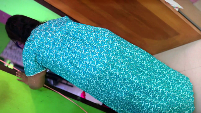 Your Boy's Cum: 第一人称视角：热辣的印度大屁股女仆扫我的房间，我看到她裸露的屁股