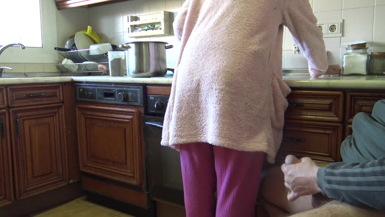 Stepmom Susan: CFNM - kåt MILF sväljer sin sperma efter onanerar