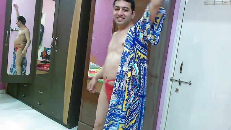 Cute & Nude Crossdresser: 해변에서 섹시한 팬티와 플립플롭을 입은 섹시한 계집 크로스드레서 펨보이 달콤한 롤리팝.