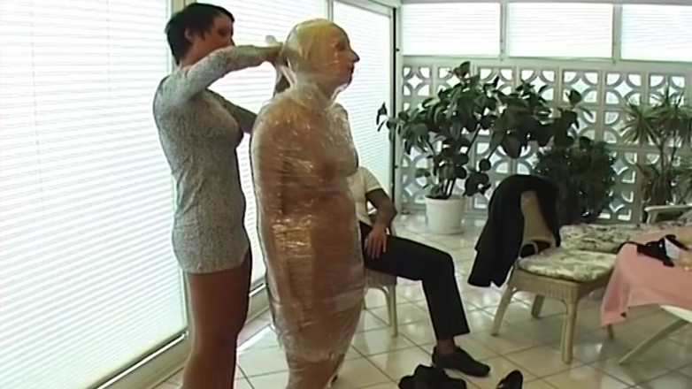 BDSM6.CLUB: Plastem zabalená blonďatá děvka zahalená a neúprosně škádlena