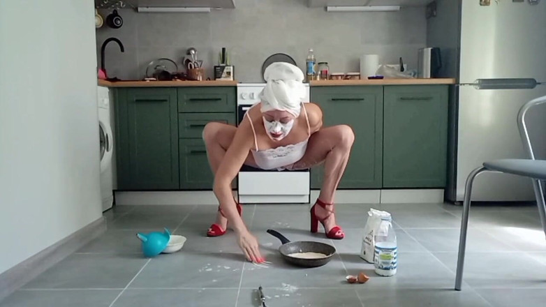 catandfox: Cadela milf cozinha panquecas na buceta dela