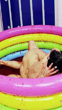 Adegan adegan 4 lesbian rambut cokelat dengan toket besar lagi asik ngentot bareng-bareng di kolam renang