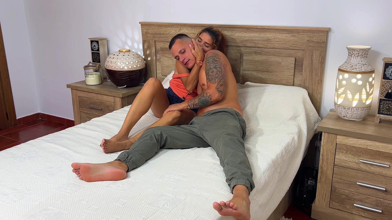 Labestiaylabella: मैं अपनी कामुक प्रेमिका को बेडरूम में चोदता हूं जबकि उसके मम्मी-पापा दूर हैं।