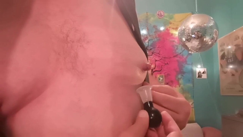 Monster_Meat_: Pumpování prsou a poskakující show