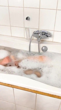 Fumée et branlette dans ma baignoire