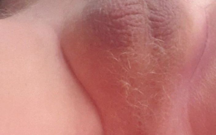 Redhairy4u: Minik yarağım kayar şekilde işiyor