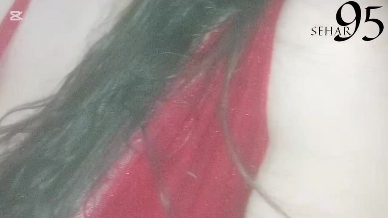 sehar95: 红色内衣特写
