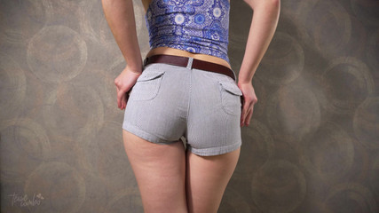 Teasecombo 4K: Dar şortlu ve tam arka külotlu amatör orta yaşlı seksi kadın...