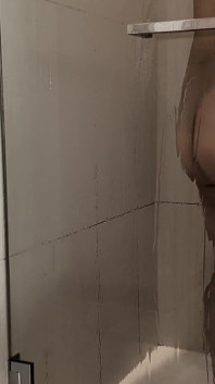 Ayah tiri asia lagi asik masturbasi di kamar mandi hotel sampai dicrot di dalam