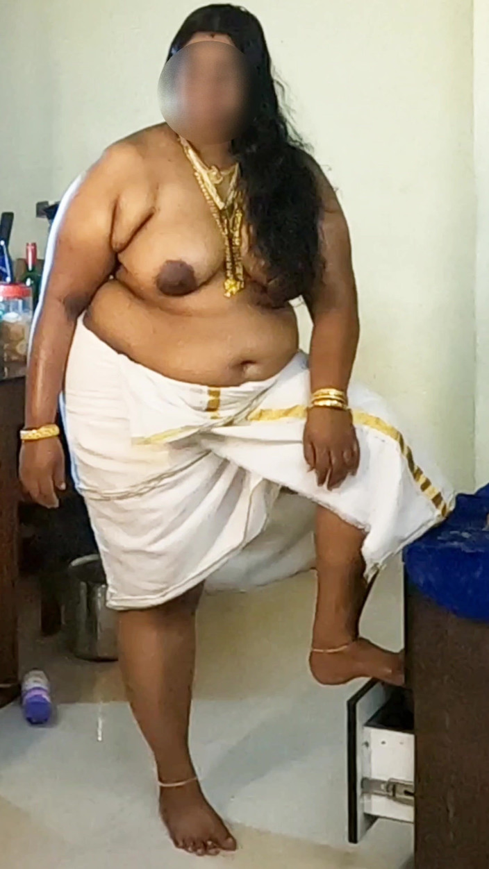 Anne Ipe: 전통 드레스를 입은 인도 소녀, 보석으로 토플리스 사진 촬영