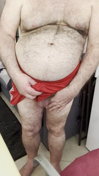 Le palle dell'allenatore Karl scivolano accidentalmente fuori dai suoi pantaloncini da palestra, mentre gli accarezza il cazzo.