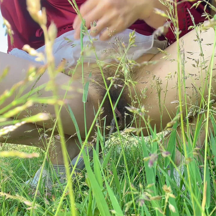 sweethanajapanese: Kencing Di Luar Berhampiran Pokok Anggur