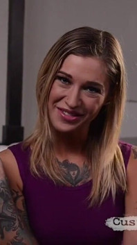 Kleio Valentien fume un gode chaud