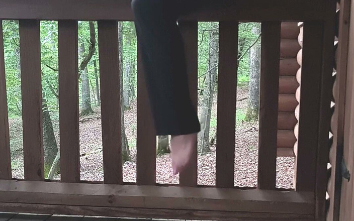 Red Queen: Dotýkám se sama sebe v lese ke zvukům přírody