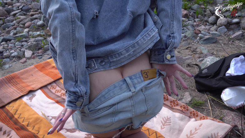 AnGelya G: Cette fille adore le sexe en plein air