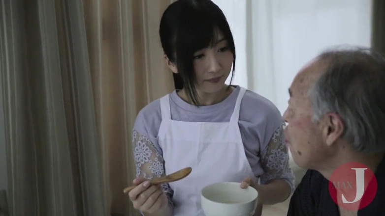 Asian happy ending: 甜美的日本女仆吮吸老人的鸡巴