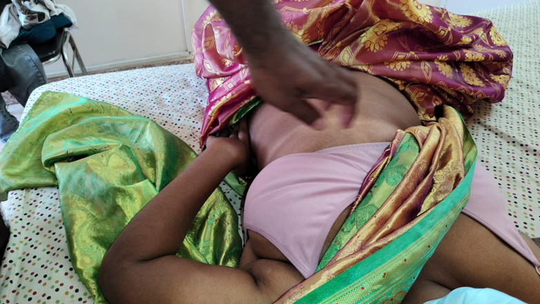 Inba: Une belle femme au foyer partage un lit avec son...