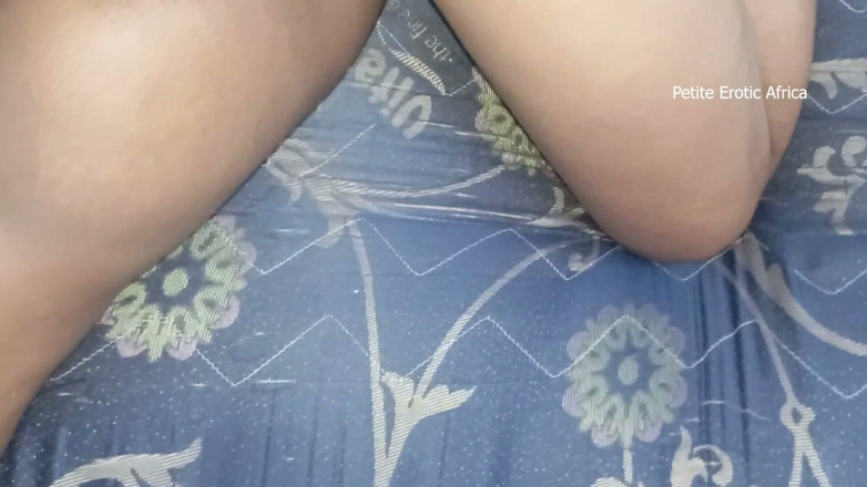 Petite Erotic Africa: 5 mb / 1 gb 瘦高朱伊屁股性交