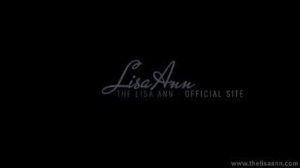 The Lisa Ann: Ліза Енн дражнить гарячим стриптизом і отримує оргазм від пестощів пальцями пизди