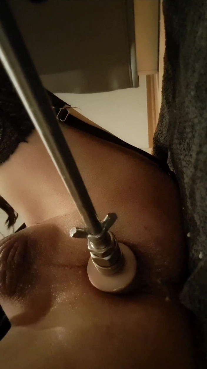 Sunaxfemiknulla: Sissy viene scopata da una macchina del sesso