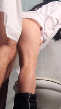 Infermiera troia cattura un medico in servizio ed esegue un esame molto intimo nel bagno dell'ospedale