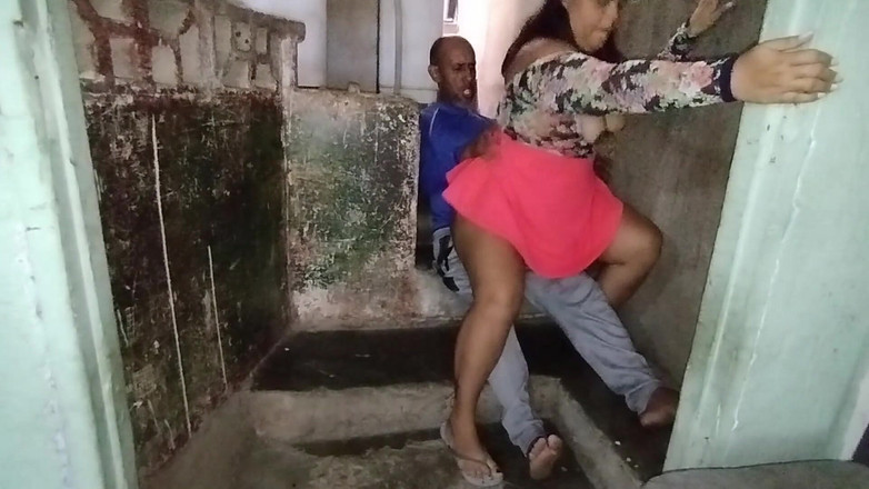 Adribella69: 내 큰 엉덩이에 사정할 때까지 내 큰 보지를 따먹는 남편이 벽돌 층을 고용했고 그는 결국 내 큰 보지를 따먹게 돼