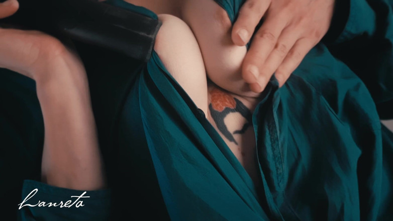 Lanreta: Silk Meets Suction. Pepek memenuhi orgasme!