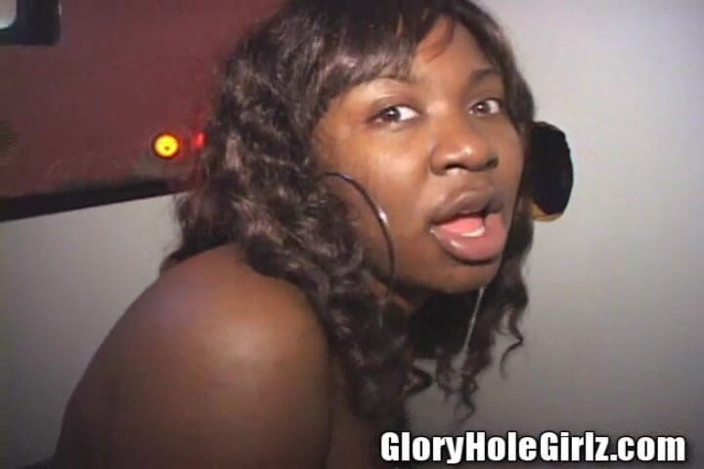 Glory Hole Girlz: Si jalang hitam yang bertetek bagus menghisap zakar sperma lubang...