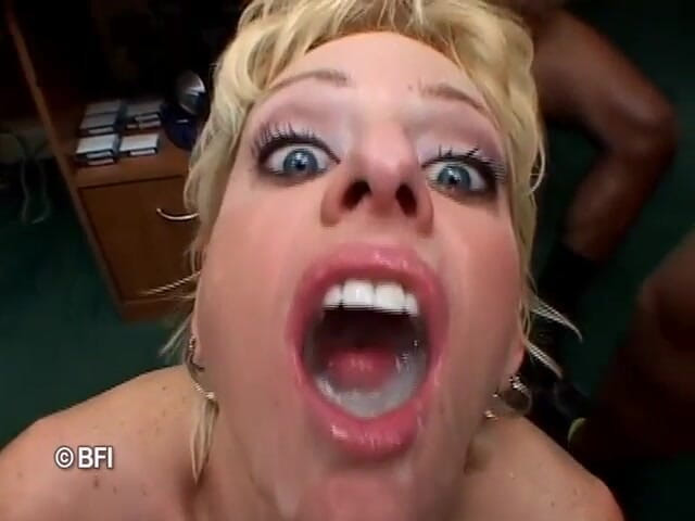 Merciless Fuck: Blowbang akce s blonďatou holkou