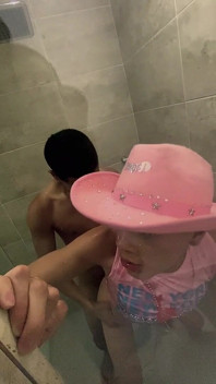 Femboy bị một người lạ đụ trong phòng tắm của khách sạn nơi anh ấy đang đi nghỉ cùng gia đình