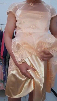 Sevimli travesti mastürbasyon yapıyor ve parti elbisesi giyiyor