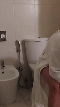 Een milf-vrouw masturbeert in de badkamer en komt twee keer klaar. Volledige scène. Ep 24301