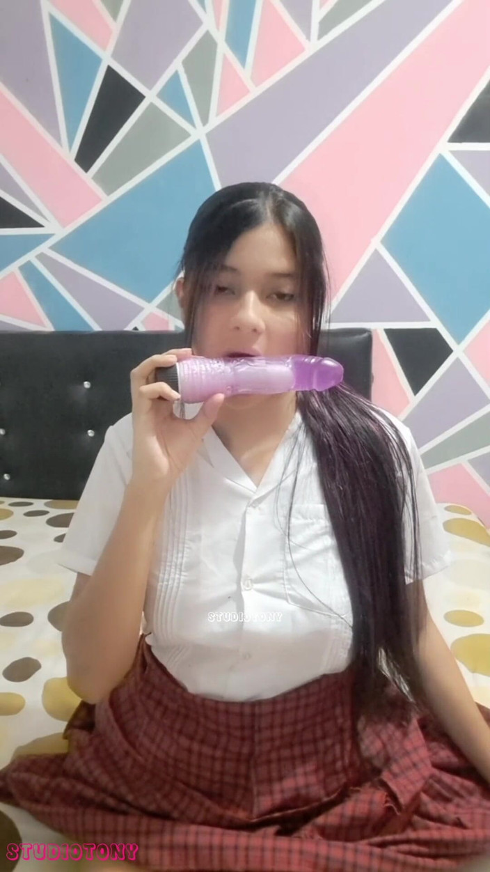 Yuli and tony: 我 18 岁的嫂子离开课堂，通过名为 la muy Cachond 的视频向我展示她的大阴道