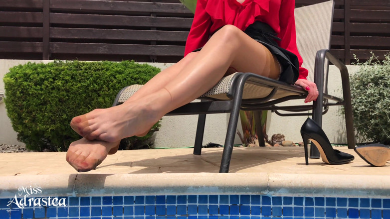 Miss Adrastea: Lèche mes semelles d'été en nylon !