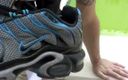 Sneaker gay: Trest a ponížení extrémního otroka