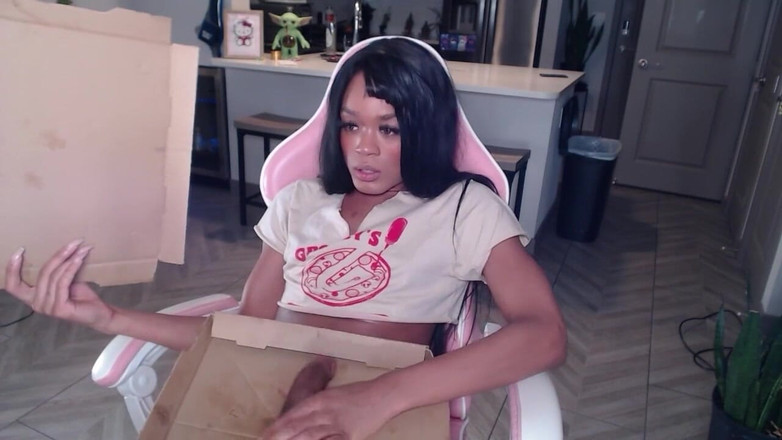 EROS ORISHA: Hot transexual repartidora de pizza folla una caja de pizza...