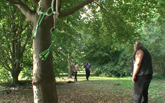 BDSM Deutschland: BDSM - niewolnica zostaje upokorzona, bita i zerżnięta w łańcuchy