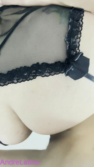 Gatita latina: Odsuwa Jej Stringi Na Bok