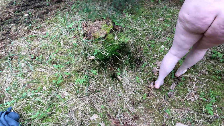 Bouncy Tits Action: Kompletní nahá dívka v lese a bičování jejího těla a...